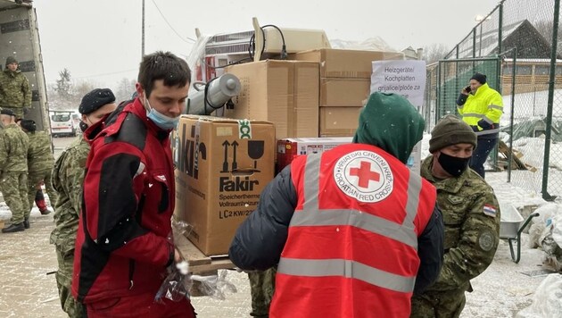 Hilfsgüter kommen per Lkw im Stundentakt an (Bild: Schulter Christian)