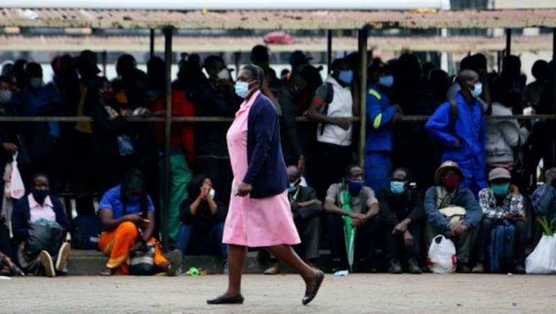 Besonders in Simbabwe stiegen die Infektionszahlen zuletzt alarmierend schnell an. (Bild: ASSOCIATED PRESS)