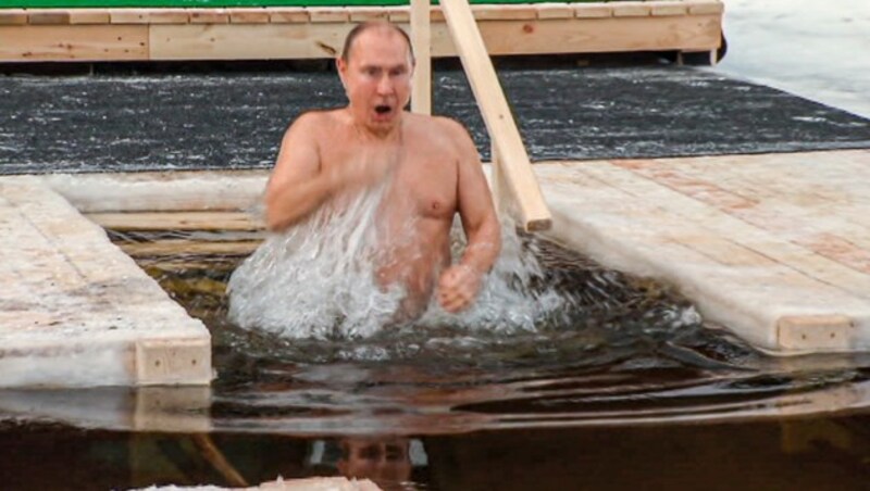 Putin beim traditionellen Eisbad (Archivbild) (Bild: AP)