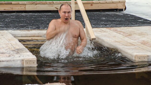 Der russische Präsident Wladimir Putin ließ sich das medienwirksame Bad im Eiswasser nicht nehmen. (Bild: AP)