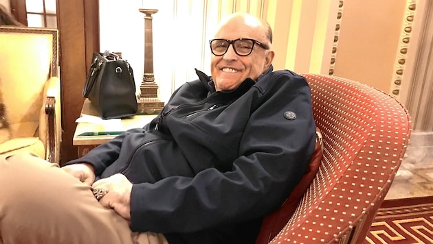 Rudy Giuliani (2021 vergnügt beim Interview mit der „Krone“) braucht offenbar dringend Geld. (Bild: Gregor Brandl)