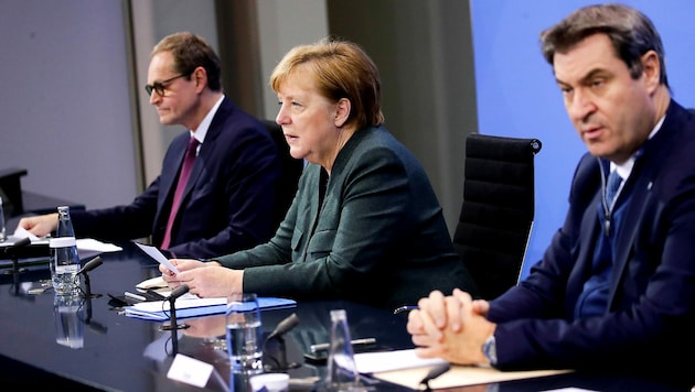 Der Berliner Bürgermeister Michael Mueller, Bundeskanzlerin Angela Merkel und Bayerns Ministerpräsident Markus Söder konnte nach elf Stunden Verhandlung eine Einigung verkünden. Der deutsche Lockdown wird verlängert. (Bild: APA/AFP/POOL/Hannibal HANSCHKE)