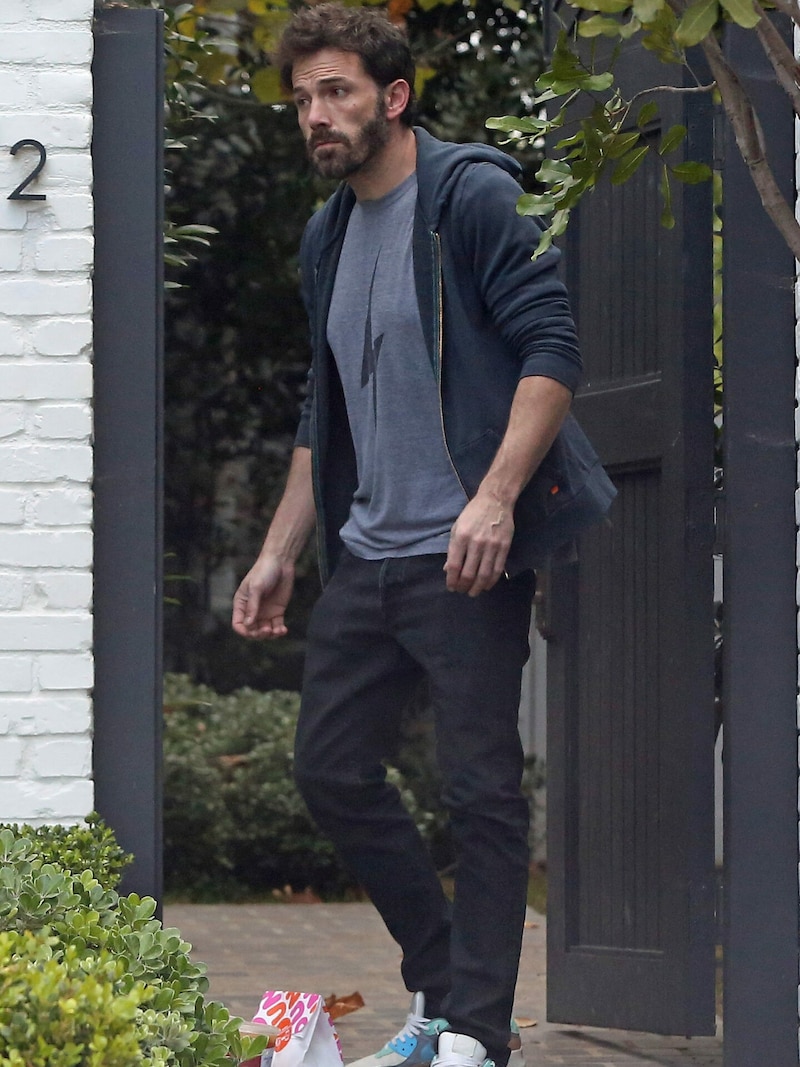 Ben Affleck vor seinem Haus. Der Star wirkt fix und fertig. (Bild: The Mega Agency)