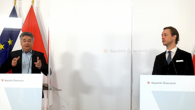 Vizekanzler Werner Kogler (Grüne/l.) und Finanzminister Gernot Blümel (ÖVP) (Bild: APA/HERBERT PFARRHOFER)
