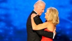 Joe Biden und seine Frau Jill 2009 nach der Amtsübernahme durch Barack Obama (Bild: MATTHEW CAVANAUGH / EPA / picturedesk.com)