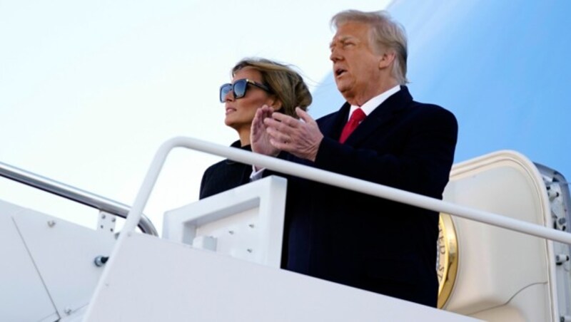 Donald und Melania Trump besteigen die Air Force One. (Bild: AP)