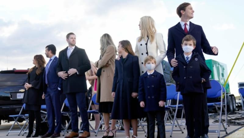 Trumps Familie war zur Verabschiedung gekommen: Donald Trump Jr., und Kimberly Guilfoyle, Eric Trump mit Ehefrau Lara Trump und ihren Kindern sowie Ivanka Trump mit Ehemann Jared Kushner und ihren Kindern Theodore, Joseph und Arabella (v.l.n.r.) (Bild: AP)