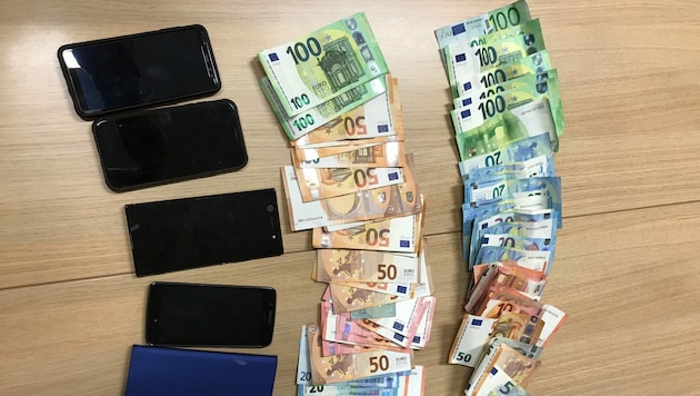 Smartphones und Bargeld wurden sichergestellt. (Bild: LPD Wien)
