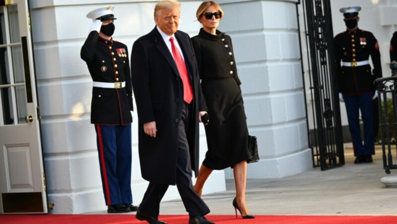 Melania und Donald Trump verlassen das Weiße Haus. (Bild: APA/Photo by MANDEL NGAN / AFP)