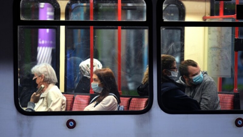 Die Maske ist bereits Pflicht - schon bald könnte es durch eine Schweigepflicht noch ruhiger in der Dortmunder U-Bahn werden. (Bild: APA/AFP/Ina FASSBENDER)