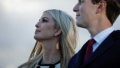 Ivanka Trump weinte neben ihrem Ehemann Jared Kushner bei der Abschiedsrede ihres Vaters Donald Trump. (Bild: CARLOS BARRIA / REUTERS / picturedesk.com)