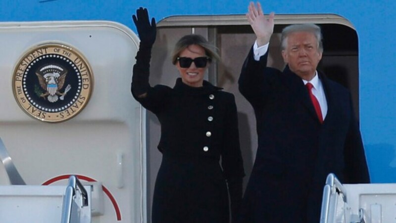 Die Trumps vor dem Abflug ins Privatleben (Bild: AP)