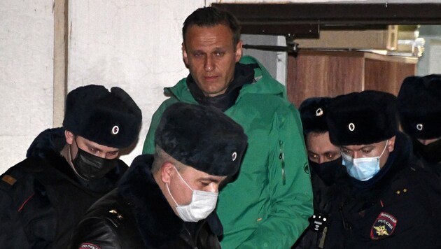 Nach seinem Eilverfahren in der Stadt Khimki nahe Moskau wird Alexej Nawalny abgeführt. (Bild: APA/AFP/Alexander NEMENOV)