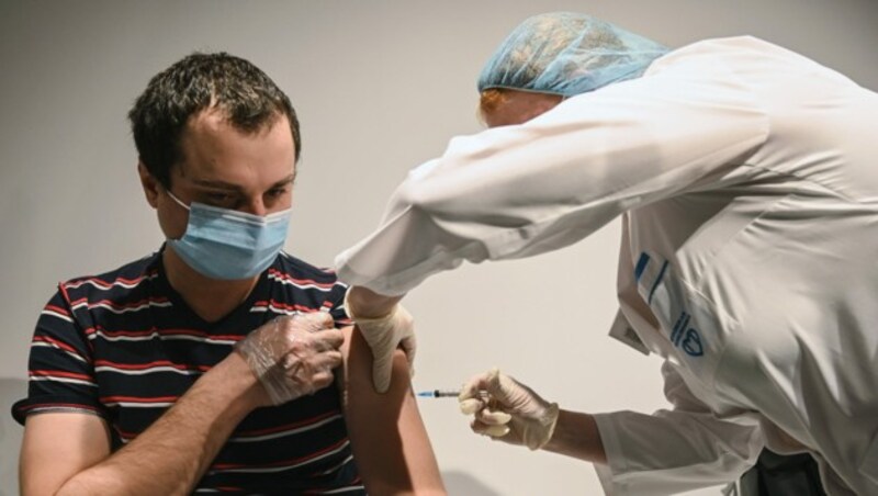 In Russland wird seit Anfang Dezember eifrig geimpft. (Bild: APA/AFP/Alexander NEMENOV)