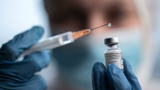 Sechs Impfdosen dürfen laut Zulassung aus einem Fläschchen entnommen werden. Manchmal gehen sich auch sieben aus. (Bild: Vito Corleone / SOPA Images)