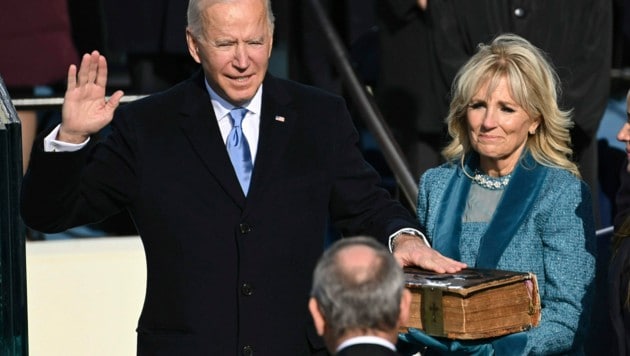 Joe Biden legt dem Amtseid ab und ist damit der 46. Präsident der USA: „Die Demokratie hat gesiegt“, sagte er bei seiner ersten Rede als US-Staatschef. (Bild: AP)