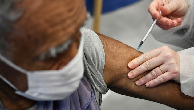Die Gesundheitsbehörden prüfen nun, ob es einen Zusammenhang der Todesfälle mit der Corona-Impfung gegeben hat. (Bild: AFP/Fred Tanneu)