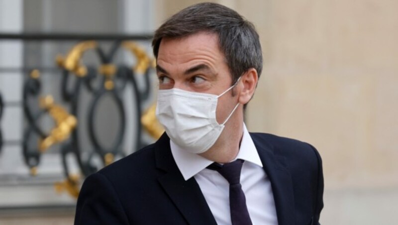 Frankreichs Gesundheitsminister Olivier Véran versprach, dass die Todesfälle aufgeklärt werden. (Bild: AFP/Ludovic Marin)