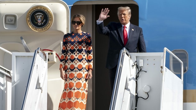 Donald und Melania Trump bei ihrer Ankunft am Flughafen in Palm Beach nach ihrem Auszug aus dem Weißen Haus (Bild: AP/The Palm Beach Post/Greg Lovett)