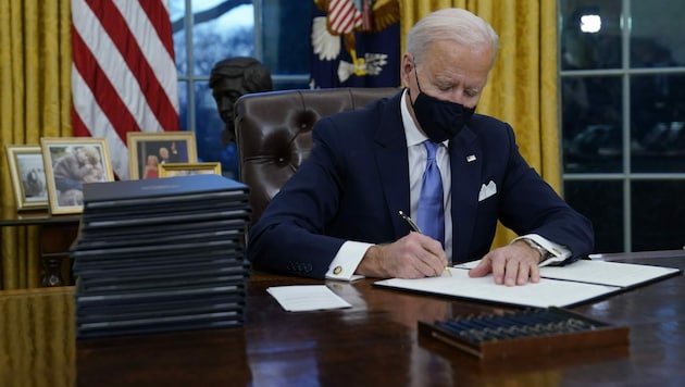 Als Joe Biden nach seinem Amtsantritt erste Erlässe unterzeichnete, was jener zur Rückkehr zum Klimaabkommen bereits dabei. (Bild: AP)