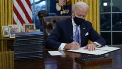 Präsident Joe Biden unterzeichnet seine ersten Erlässe. (Bild: AP)