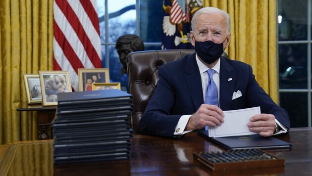 Präsident Joe Biden im Oval Office (Bild: AP)