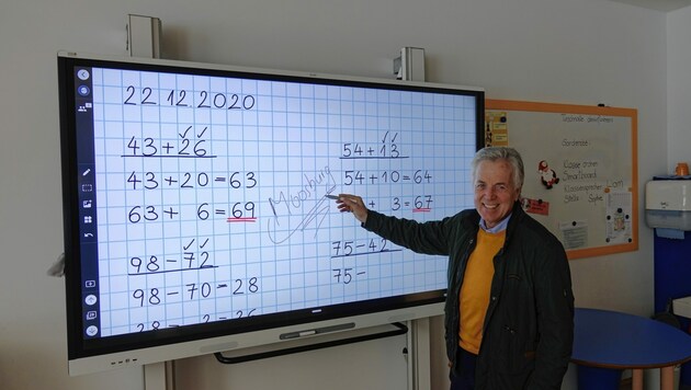 Bürgermeister Herbert Gaggl bei den neuen digitalen Klassentafeln. (Bild: Dorian Wiedergut)