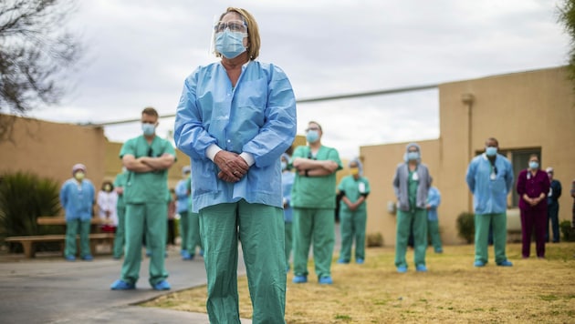 Mitarbeiter eines Krankenhauses in Tucson (Arizona) gedenken jener Menschen, die in Zusammenhang mit dem Coronavirus verstorben sind. (Bild: AP/Arizona Daily Star/Josh Galemore)