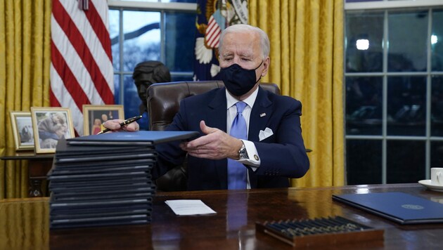 Die Aussetzung ist eine der vielen Amtshandlungen, die Joe Biden gleich zu Beginn seiner Amtszeit umsetzte. (Bild: AP/Evan Vucci)