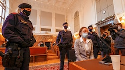 Petronela T. (32) tränenverschmiert im Schwurgerichtssaal des Landesgerichtes Salzburg (Bild: Markus Tschepp)