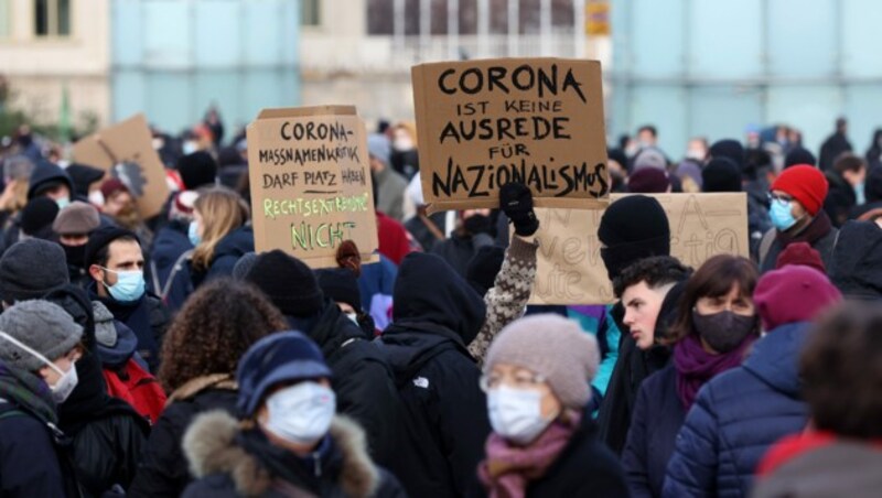 Gegendemonstranten machen auf Antisemitismus und Rechtsextremismus in der Querdenken-Szene aufmerksam. (Bild: AFP)