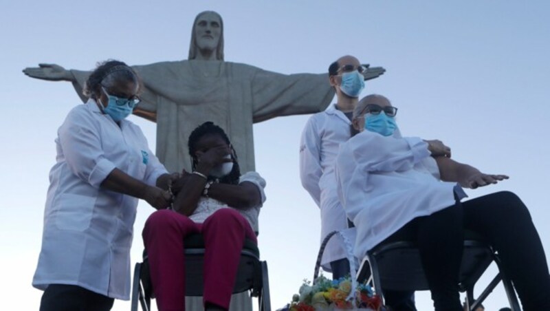 In Brasilien wurden am Montag die ersten beiden Frauen geimpft. (Bild: ASSOCIATED PRESS)