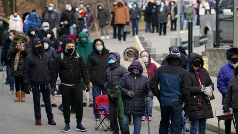 Im US-Bundesstaat New Jersey warten zahlreiche Menschen vor einer Impfstraße auf den ersehnten Piks. (Bild: AP)