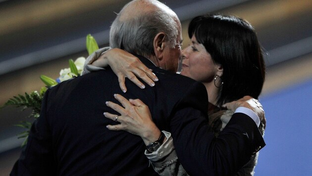 Blatter und Tochter 2011. (Bild: AFP/Fabrice Coffrini)