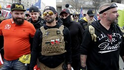 „Proud Boys“-Chef Henry „Enrique“ Tarrio (zweiter von links) muss für 155 Tagen ins Gefängnis. (Bild: Associated Press)