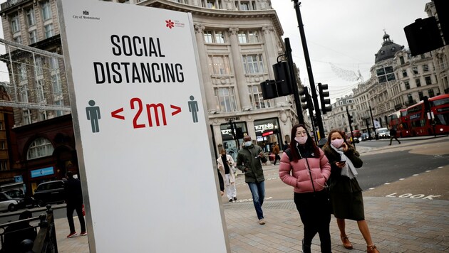 Im schwer betroffenen Großbritannien wird schon seit Monaten zwei Meter Abstand empfohlen. (Bild: AFP)