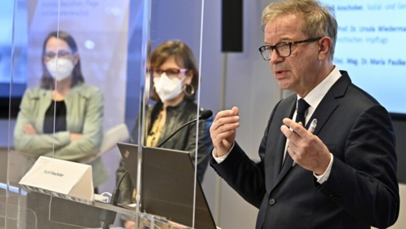 V. l.: Maria Paulke-Korinek (Impfabteilung im BMSPGK), Ursula Wiedermann-Schmidt (wissenschaftl. Leiterin des österreichischen Impftages) und Gesundheitsminister Rudolf Anschober (Grüne). (Bild: APA/HANS PUNZ)