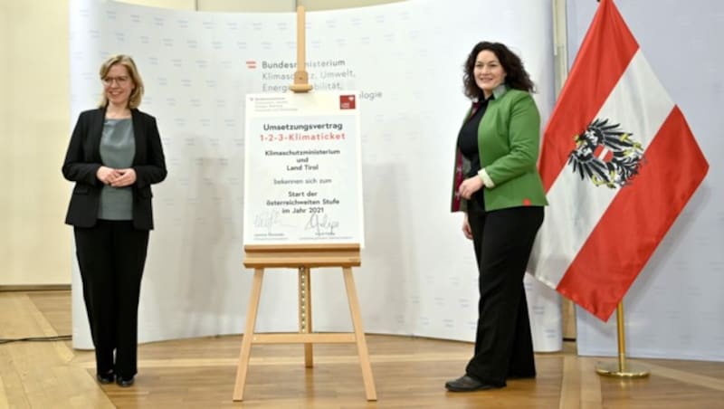 Klimaschutzministerin Leonore Gewessler und Tirols Landeshauptmannstellvertreterin Ingrid Felipe (Bild: APA/HERBERT NEUBAUER)