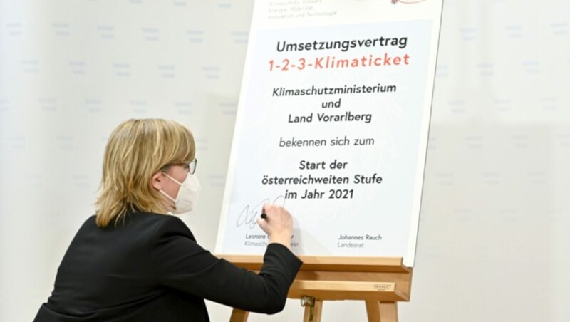 Klimaschutzministerin Leonore Gewessler im Rahmen der Unterzeichnung der Umsetzungsverträge für das 1-2-3-Klimaticket mit Tirol und Vorarlberg in Wien. (Bild: APA/HERBERT NEUBAUER)