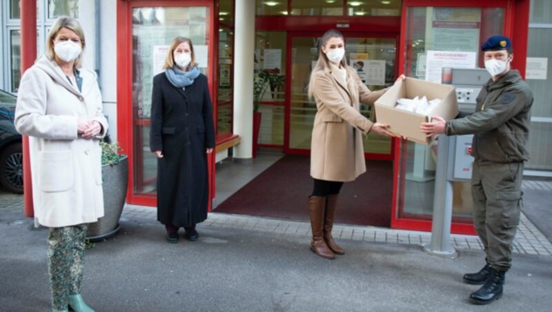 Ministerin Klaudia Tanner (li) bei der Übergabe von FFP2-Masken durch das Bundesheer an ein Pflegeheim in Wien (Bild: HBF/Pusch)