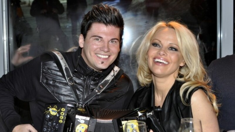 Der Harmonika- und der Baywatch-Star: Leitner mit Pamela Anderson in der Zauberbar am Semmering. (Bild: Martin Ropatsch)