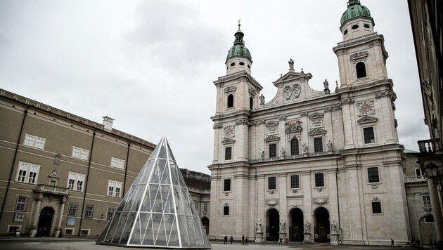 Komplette Schauwand der Fassade aus Untersberger Marmor, 79 Meter hohe Türme, knapp 50 Meter breit – der Dom zu Salzburg (Bild: Tröster Andreas)