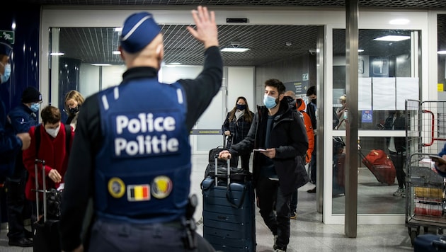 Belgiens Premierminister verkündete, dass alle vermeidbare Reisen weitgehend gestoppt werden sollen. (Bild: AFP/BELGA/NICOLAS MAETERLINCK)