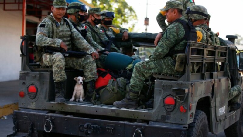 Mexikanische Soldaten kontrollieren den Río Suchiate, um den Fluss nach Migranten abzusuchen. (Bild: AP Photo/Marco Ugarte)