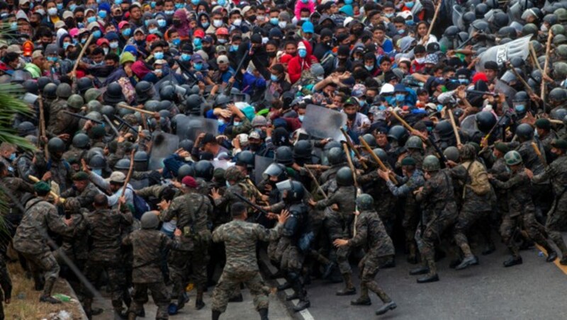 Migranten aus Honduras stoßen am 17. Jänner mit Soldaten aus Guatemala zusammen. (Bild: AP Photo/Sandra Sebastian)