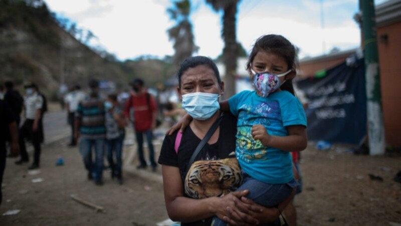 Eine Frau mit ihrem Kind aus Honduras hofft darauf, über Guatemala die USA zu erreichen. (Bild: AP Photo/Sandra Sebastian)