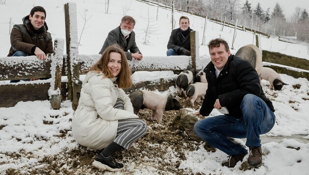 (vorne v.l.) Emilia Tscherne (Fridays For Future) und Biolandwirt Klaus Baunernfeind, hinten (v.l.) Initiator Sebastian Bohrn Mena, Bundesminister Rudi Anschober (Grüne) und Landesrat Stefan Kaineder (Grüne) (Bild: APA/WERNER DEDL)