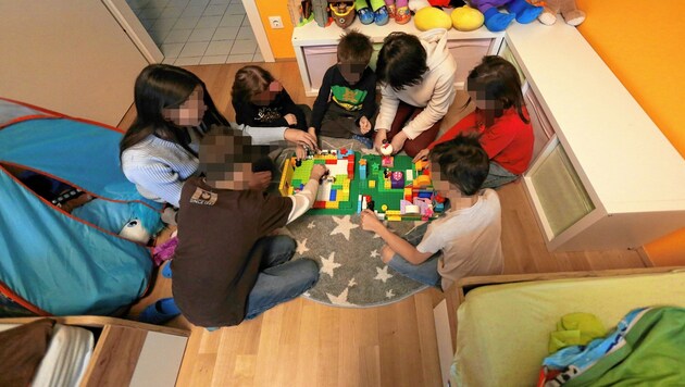 Die sieben Kinder beim Spielen. Lockdown in Wiener Stadtwohnung als Herausforderung. (Bild: Gerhard Bartel)