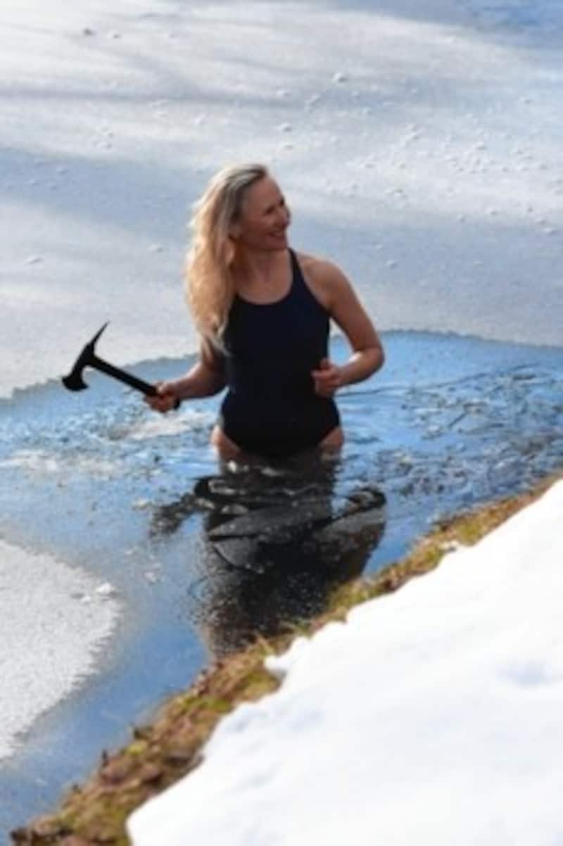 Bei 4 Grad Wassertemperatur geht Anna im Jänner im Wörthersee schwimmen. (Bild: Anna Pabel)