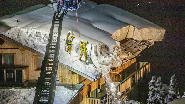 Dieses Dach befreiten Osttiroler Feuerwehren vom Schnee. (Bild: Brunner Images | Philipp Brunner | www.brunner-images.at)